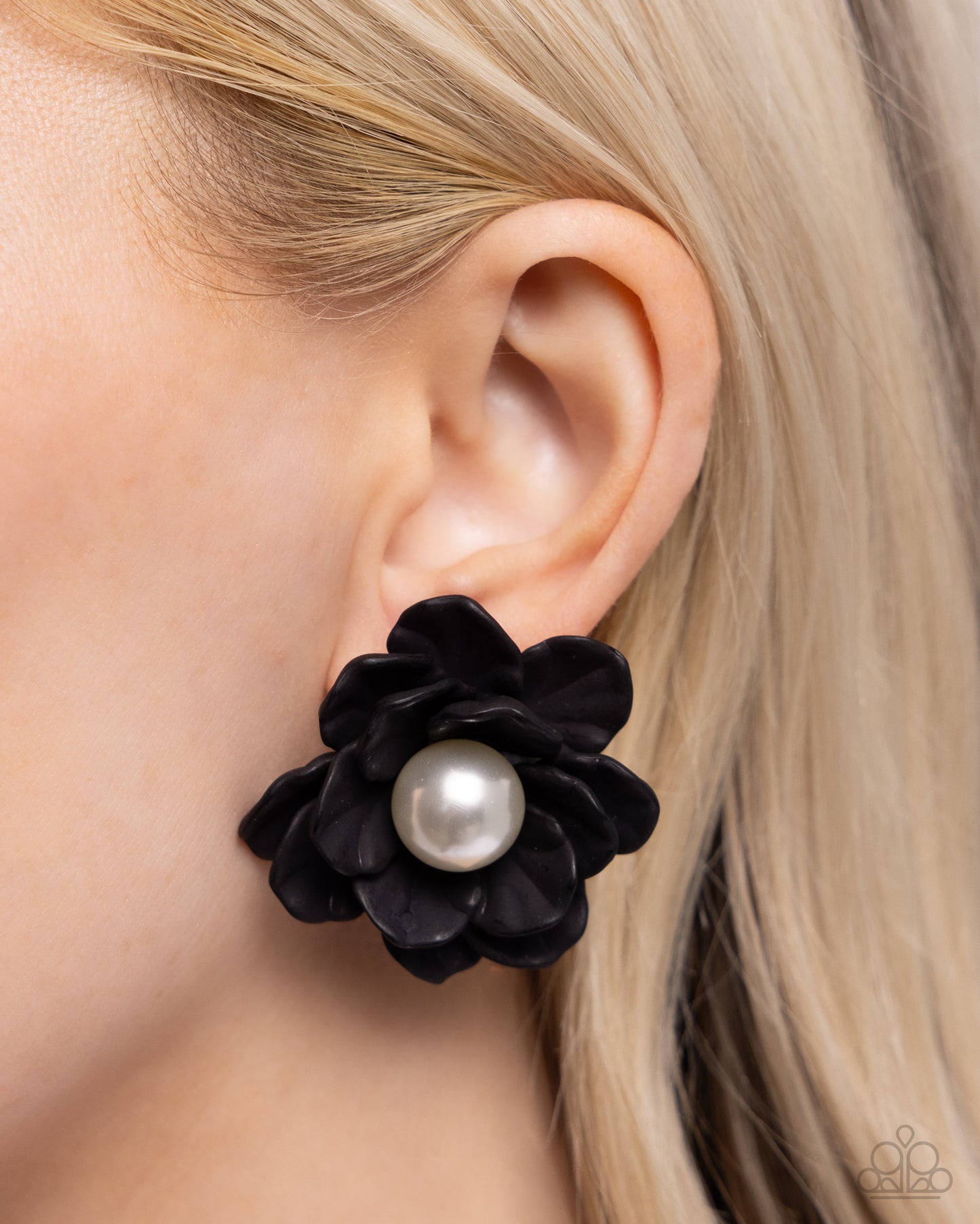 A Finishing Touch Blooming Backdrop - Black Earrings