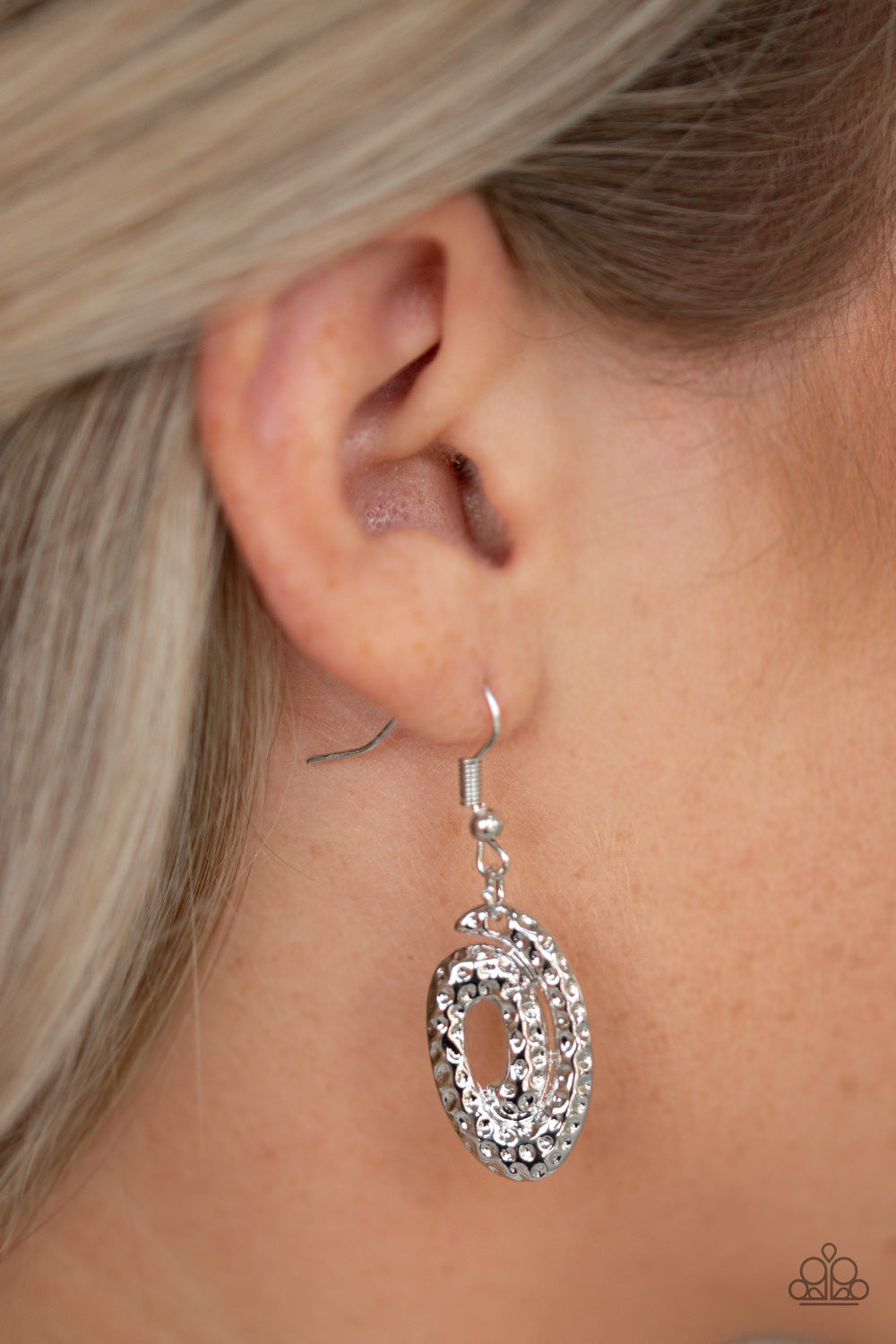 Paparazzi Metro Mystique - Silver - A Finishing Touch