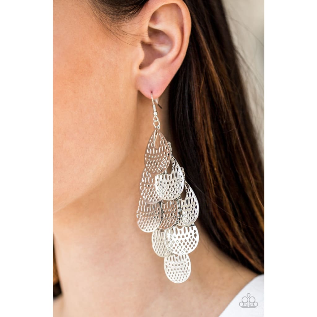 Paparazzi Lure Them In - Silver - A Finishing Touch