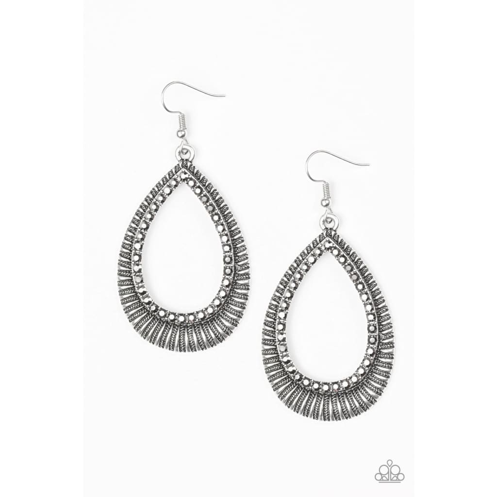 Paparazzi Right As REIGN - Silver - A Finishing Touch