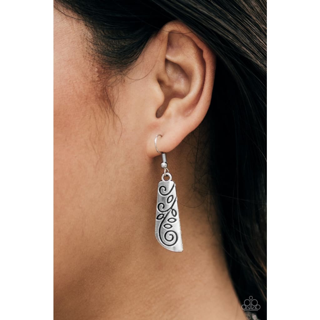 Paparazzi Untamed - Silver - A Finishing Touch