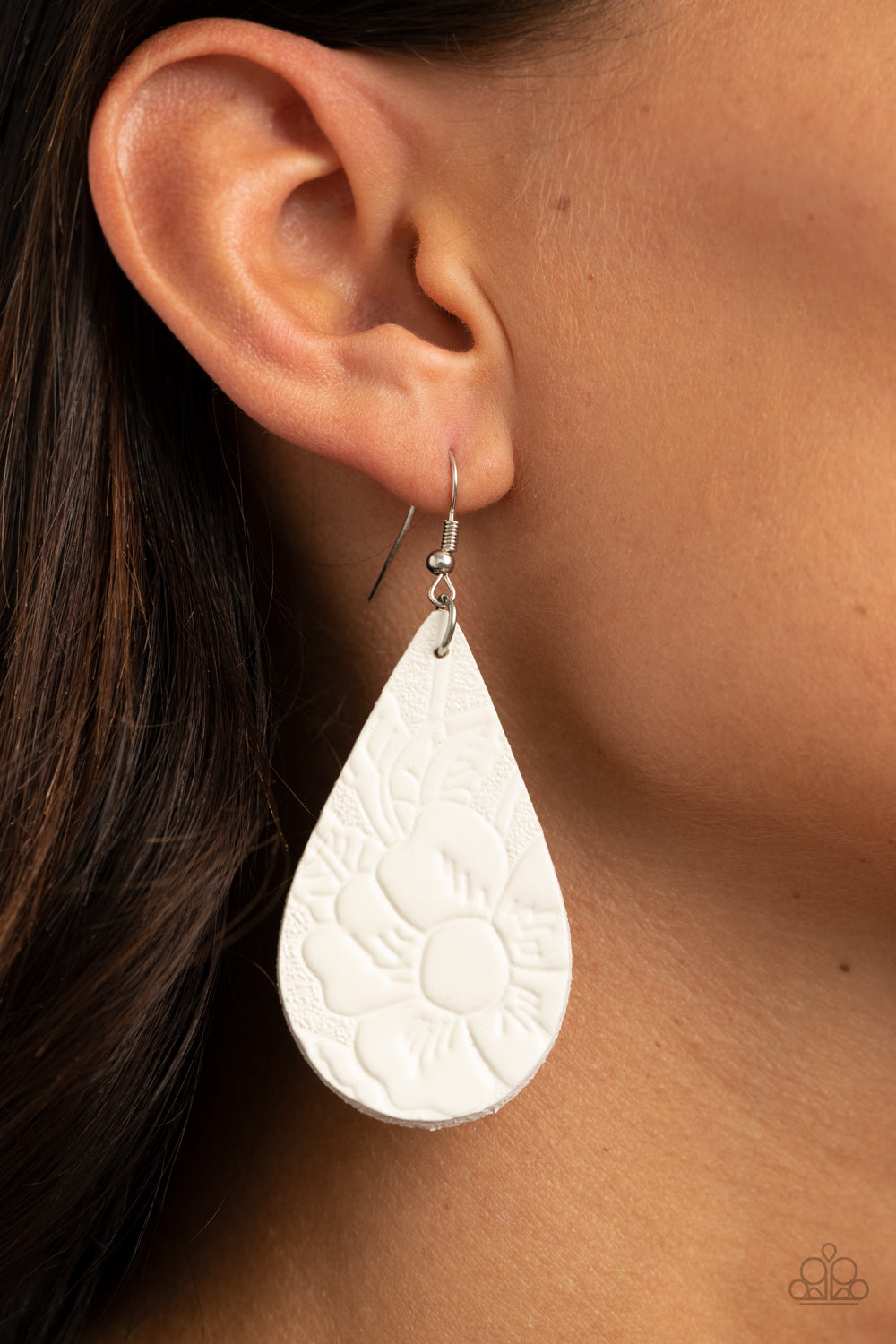 Paparazzi Beach Garden - White Earrings - A Finishing Touch 